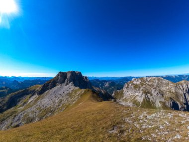 Avusturya 'nın Yukarı Styria bölgesindeki Hochschwab Bölgesi' nin dağ zirvelerinde panoramik manzara. Avrupa 'nın güzel Alplerinde Ebenstein' in keskin zirvesi. Tırmanan turizm, vahşi doğa. Özgürlük kavramı