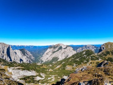 Avusturya 'nın Upper Styria kentindeki Hochschwab Bölgesi' nin dağlık tepelerinde panoramik manzara. Avrupa 'nın güzel Alplerinde Riegerin' in tepeleri. Tırmanan turizm, vahşi doğa. Özgürlük kavramı. Brunnsee