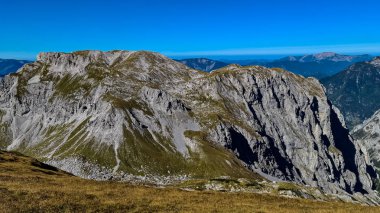 Avusturya 'nın Yukarı Styria bölgesindeki Hochschwab Bölgesi' nin dağ zirvelerinde panoramik manzara. Ebenstein ve Hinterer Polster 'ın keskin zirveleri, Avrupa' daki Alpler. Turizm, vahşi doğa. Özgürlük kavramı. Kireçtaşı