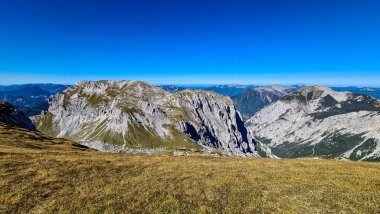 Avusturya 'nın Yukarı Styria bölgesindeki Hochschwab Bölgesi' nin dağ zirvelerinde panoramik manzara. Ebenstein ve Hinterer Polster 'ın keskin zirveleri, Avrupa' daki Alpler. Turizm, vahşi doğa. Özgürlük kavramı. Kireçtaşı
