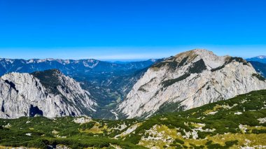 Avusturya 'nın Upper Styria kentindeki Hochschwab Bölgesi' nin dağlık tepelerinde panoramik manzara. Avrupa 'nın güzel Alplerinde Riegerin' in tepeleri. Tırmanan turizm, vahşi doğa. Özgürlük kavramı. Brunnsee