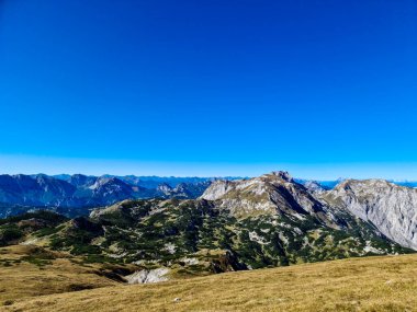 Avusturya 'nın Upper Styria kentindeki Hochschwab Bölgesi' nin dağlık tepelerinde panoramik manzara. Avrupa 'nın güzel Alplerinde Riegerin' in tepeleri. Tırmanan turizm, vahşi doğa. Özgürlük kavramı. Brunnsee