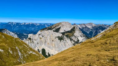 Avusturya 'nın Upper Styria kentindeki Hochschwab Bölgesi' nin dağlık tepelerinde panoramik manzara. Avrupa 'nın güzel Alplerinde Riegerin' in tepeleri. Tırmanan turizm, vahşi doğa. Özgürlük kavramı. Brunnsee