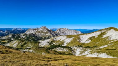 Avusturya 'nın Yukarı Styria bölgesindeki Hochschwab Bölgesi' nin dağ zirvelerinde panoramik manzara. Avrupa 'da Ebenstein ve Hinterer Polster' ın keskin zirveleri. Tırmanan turizm, vahşi doğa. Özgürlük kavramı