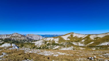 Avusturya 'nın Yukarı Styria bölgesindeki Hochschwab Bölgesi' nin dağ zirvelerinde panoramik manzara. Avrupa 'da Ebenstein ve Hinterer Polster' ın keskin zirveleri. Tırmanan turizm, vahşi doğa. Özgürlük kavramı
