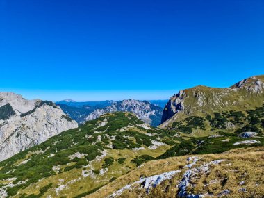 Avusturya 'nın Yukarı Styria bölgesindeki Hochschwab Bölgesi' nin dağ zirvelerinde panoramik manzara. Avrupa 'da Ebenstein ve Hinterer Polster' ın keskin zirveleri. Tırmanan turizm, vahşi doğa. Özgürlük kavramı