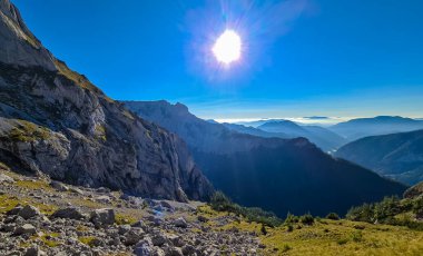 Avusturya 'nın Upper Styria kentindeki Hochschwab Bölgesi' nin dağlık tepelerinde panoramik bir manzara. Alpler 'de güneşli bir yaz gününde bulutsuz bir hava. Mavi sisli vadi ve yumuşak tepeler. Özgürlük kavramı
