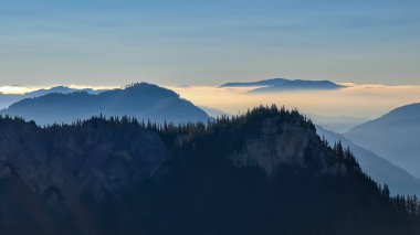 Avusturya 'nın Upper Styria kentindeki Hochschwab Bölgesi' nin dağlık tepelerinde panoramik bir manzara. Alpler 'de güneşli bir yaz gününde bulutsuz bir hava. Mavi sisli vadi ve yumuşak tepeler. Özgürlük kavramı