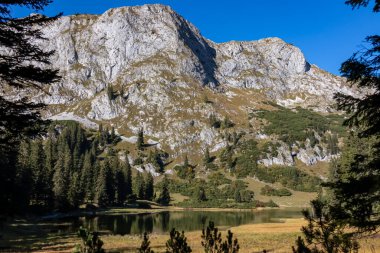 Avusturya 'nın Upper Styria kentindeki Hochschwab Bölgesi' nin Sackwiesensee Gölü 'ne ve dağ tepelerine panoramik manzara. Avrupa 'da Seemauer, Polster, Oehler zirveleri. Vahşi doğa. Özgürlük kavramı