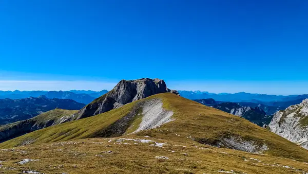 Avusturya 'nın Yukarı Styria bölgesindeki Hochschwab Bölgesi' nin dağ zirvelerinde panoramik manzara. Avrupa 'nın güzel Alplerinde Ebenstein' in keskin zirvesi. Tırmanan turizm, vahşi doğa. Özgürlük kavramı