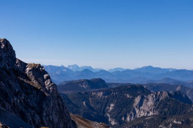 Avusturya 'nın Yukarı Styria bölgesindeki Hochschwab Bölgesi' nin dağ zirvelerinde panoramik manzara. Avrupa 'nın güzel Alpleri' nde keskin zirveler. Tırmanan turizm, vahşi doğa. Özgürlük kavramı. Yükseklerde