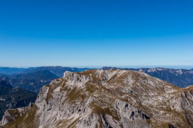 Avusturya 'nın Yukarı Styria bölgesindeki Hochschwab Bölgesi' nin dağ zirvelerinde panoramik manzara. Avrupa 'nın güzel Alplerinde Riegerin' in keskin zirvesi. Tırmanan turizm, vahşi doğa. Özgürlük kavramı