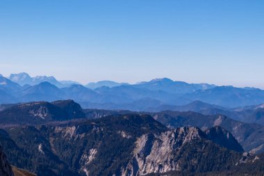 Avusturya 'nın Yukarı Styria bölgesindeki Hochschwab Bölgesi' nin dağ zirvelerinde panoramik manzara. Avrupa 'nın güzel Alpleri' nde keskin zirveler. Tırmanan turizm, vahşi doğa. Özgürlük kavramı. Yükseklerde