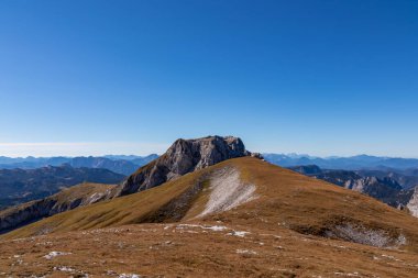Avusturya 'nın Yukarı Styria bölgesindeki Hochschwab Bölgesi' nin dağ zirvelerinde panoramik manzara. Avrupa 'nın güzel Alplerinde Ebenstein' in keskin zirvesi. Tırmanan turizm, vahşi doğa. Özgürlük kavramı