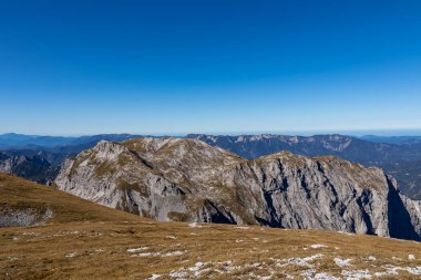 Avusturya 'nın Yukarı Styria bölgesindeki Hochschwab Bölgesi' nin dağ zirvelerinde panoramik manzara. Avrupa 'nın güzel Alplerinde Riegerin' in keskin zirveleri. Tırmanan turizm, vahşi doğa. Özgürlük kavramı