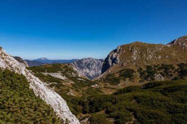 Avusturya 'nın Yukarı Styria bölgesindeki Hochschwab Bölgesi' nin dağ zirvelerinde panoramik manzara. Avrupa 'da Ebenstein ve Hinterer Polster' ın keskin zirveleri. Tırmanan turizm, vahşi doğa. Özgürlük kavramı.