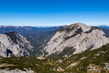 Avusturya 'nın Upper Styria kentindeki Hochschwab Bölgesi' nin dağlık tepelerinde panoramik manzara. Avrupa 'nın güzel Alplerinde Riegerin' in tepeleri. Tırmanan turizm, vahşi doğa. Özgürlük kavramı. Brunnsee