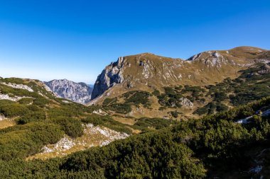 Avusturya 'nın Yukarı Styria bölgesindeki Hochschwab Bölgesi' nin dağ zirvelerinde panoramik manzara. Avrupa 'da Ebenstein ve Hinterer Polster' ın keskin zirveleri. Tırmanan turizm, vahşi doğa. Özgürlük kavramı.