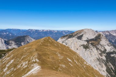 Avusturya 'nın Yukarı Styria bölgesindeki Hochschwab Bölgesi' nin dağ zirvelerinde panoramik manzara. Avrupa 'nın güzel Alplerinde Riegerin' in keskin zirveleri. Tırmanan turizm, vahşi doğa. Özgürlük kavramı