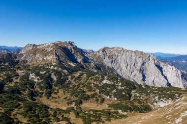 Avusturya 'nın Yukarı Styria bölgesindeki Hochschwab Bölgesi' nin dağ zirvelerinde panoramik manzara. Avrupa 'da Ebenstein ve Hinterer Polster' ın keskin zirveleri. Tırmanan turizm, vahşi doğa. Özgürlük kavramı