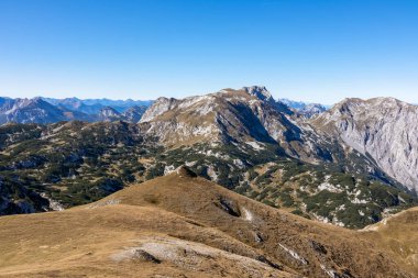 Avusturya 'nın Yukarı Styria bölgesindeki Hochschwab Bölgesi' nin dağ zirvelerinde panoramik manzara. Avrupa 'da Ebenstein ve Hinterer Polster' ın keskin zirveleri. Tırmanan turizm, vahşi doğa. Özgürlük kavramı.