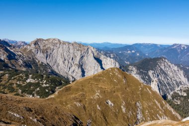 Avusturya 'nın Yukarı Styria bölgesindeki Hochschwab Bölgesi' nin dağ zirvelerinde panoramik manzara. Avrupa 'nın güzel Alplerinde Riegerin' in keskin zirveleri. Tırmanan turizm, vahşi doğa. Özgürlük kavramı
