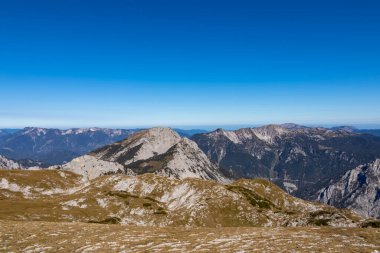 Avusturya 'nın Yukarı Styria bölgesindeki Hochschwab Bölgesi' nin dağ zirvelerinde panoramik manzara. Avrupa 'da Ebenstein ve Hinterer Polster' ın keskin zirveleri. Tırmanma, vahşi doğa. Özgürlük kavramı