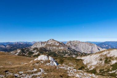 Avusturya 'nın Yukarı Styria bölgesindeki Hochschwab Bölgesi' nin dağ zirvelerinde panoramik manzara. Avrupa 'da Ebenstein ve Hinterer Polster' ın keskin zirveleri. Tırmanma, vahşi doğa. Özgürlük kavramı