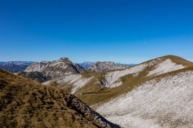 Avusturya 'nın Yukarı Styria bölgesindeki Hochschwab Bölgesi' nin dağ zirvelerinde panoramik manzara. Avrupa 'da Ebenstein ve Hinterer Polster' ın keskin zirveleri. Tırmanma, vahşi doğa. Özgürlük kavramı