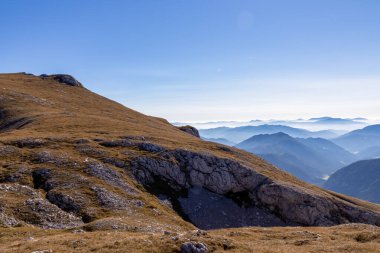 Avusturya 'nın Upper Styria kentindeki Hochschwab Bölgesi' nin dağlık tepelerinde panoramik bir manzara. Alpler 'de güneşli bir yaz gününde bulutsuz bir hava. Mavi sisli vadi ve yumuşak tepeler. Özgürlük kavramı