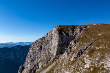 Avusturya 'nın Yukarı Styria bölgesindeki Hochschwab Bölgesi' nin dağ zirvelerinde panoramik manzara. Avrupa 'daki Alpler' in yüksek ve keskin kaya duvarları. Zinken Dağı 'nı seyret. Özgürlük kavramı. Kireçtaşı