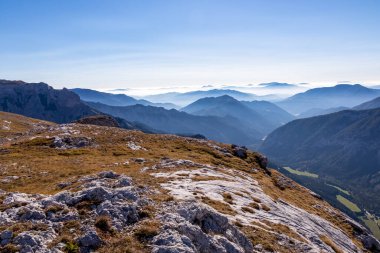 Avusturya 'nın Upper Styria kentindeki Hochschwab Bölgesi' nin dağlık tepelerinde panoramik bir manzara. Alpler 'de güneşli bir yaz gününde bulutsuz bir hava. Mavi sisli vadi ve yumuşak tepeler. Özgürlük kavramı