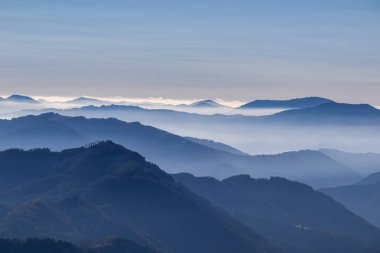 Avusturya 'nın Upper Styria kentindeki Hochschwab Bölgesi' nin dağlık tepelerinde panoramik bir manzara. Alpler 'de güneşli bir yaz gününde bulutsuz bir hava. Mavi sisli vadi ve yumuşak tepeler. Özgürlük kavramı