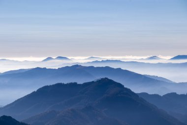 Avusturya 'nın Upper Styria kentindeki Hochschwab Bölgesi' nin dağlık tepelerinde panoramik bir manzara. Alpler 'de güneşli bir yaz gününde bulutsuz bir hava. Mavi sisli vadi ve yumuşak tepeler. Özgürlük kavramı