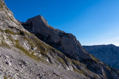 Avusturya 'nın Yukarı Styria bölgesindeki Hochschwab Bölgesi' nin dağ zirvelerinde panoramik manzara. Avrupa 'daki Alpler' in yüksek ve keskin kaya duvarları. Tırmanan turizm, vahşi doğa. Özgürlük kavramı. Kireçtaşı
