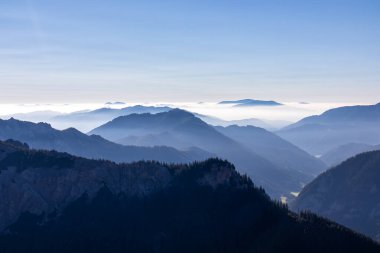 Avusturya 'nın Upper Styria kentindeki Hochschwab Bölgesi' nin dağlık tepelerinde panoramik bir manzara. Alpler 'de güneşli bir yaz gününde bulutsuz bir hava. Mavi sisli vadi ve yumuşak tepeler. Özgürlük kavramı