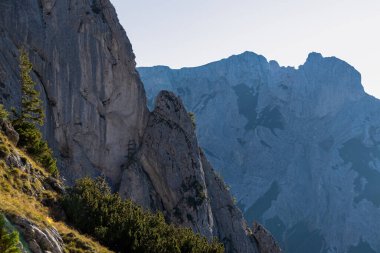 Avusturya 'nın Yukarı Styria bölgesindeki Hochschwab Bölgesi' nin dağ zirvelerinde panoramik manzara. Avrupa 'daki Alpler' in yüksek ve keskin kaya duvarları. Tırmanan turizm, vahşi doğa. Özgürlük kavramı. Kireçtaşı