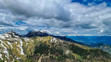 Frauenkogel (Dovska Baba) Karawanks, Carinthia, Avusturya 'da dağ zirveleri ile panoramik manzara. Avusturya, Slovenya, İtalya sınırlarında. Triglav Ulusal Parkı. Triglav Dağı ve Mangart arkada.