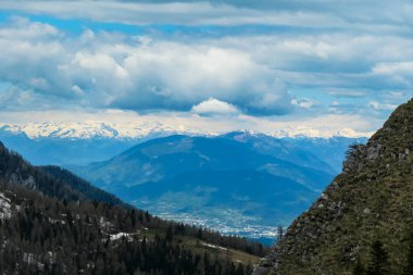 Karawanks, Carinthia, Avusturya 'da ilkbaharda panoramik manzaralı Hahnkogel (Klek) dağı zirvesi. Avusturya, Slovenya, İtalya sınırlarında. Hohe Tauern dağ sırası. Alp çayırları