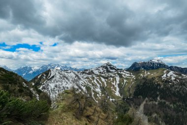 Frauenkogel (Dovska Baba) Karawanks, Carinthia, Avusturya 'da dağ zirveleri ile panoramik manzara. Avusturya, Slovenya, İtalya sınırlarında. Triglav Ulusal Parkı. Triglav Dağı ve Mangart arkada.