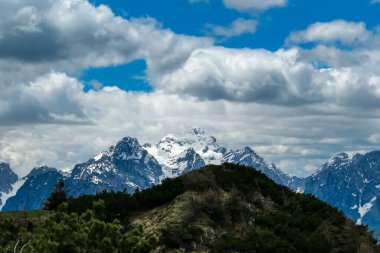 Frauenkogel 'den ilkbaharda Julian Alpleri, Jesenice, Slovenya' daki Triglav Dağı 'na panoramik bir manzara. Avusturya sınırı, İtalya, Slovenya. Triglav Ulusal Parkı. Jesenice, Yukarı Drava Vadisi 'nde. Zirve