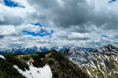 Karawanks, Carinthia, Avusturya 'da ilkbaharda panoramik manzaralı Hahnkogel (Klek) dağı zirvesi. Avusturya, Slovenya, İtalya sınırlarında. Triglav Ulusal Parkı. Alp çayırları. Sadaka. Eriyen kar alanları