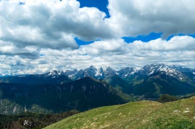 Frauenkogel 'den ilkbaharda Julian Alpleri, Friuli, İtalya' daki Mangart Dağı 'na panoramik bir manzara. Avusturya sınırı, İtalya, Slovenya. Triglav Ulusal Parkı. Yukarı Drava Vadisi. Zirve