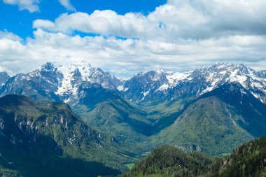 Frauenkogel 'den ilkbaharda Julian Alpleri, Friuli, İtalya' daki Mangart Dağı 'na panoramik bir manzara. Avusturya sınırı, İtalya, Slovenya. Triglav Ulusal Parkı. Yukarı Drava Vadisi. Zirve