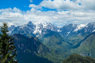 Frauenkogel 'den ilkbaharda Julian Alpleri, Friuli, İtalya' daki Mangart Dağı 'na panoramik bir manzara. Avusturya sınırı, İtalya, Slovenya. Triglav Ulusal Parkı. Yukarı Drava Vadisi. Zirve