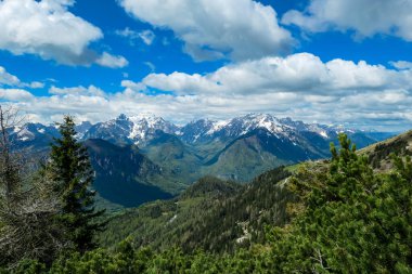Frauenkogel 'den ilkbaharda Julian Alpleri, Friuli, İtalya' daki Mangart Dağı 'na panoramik bir manzara. Avusturya sınırı, İtalya, Slovenya. Triglav Ulusal Parkı. Yukarı Drava Vadisi. Zirve