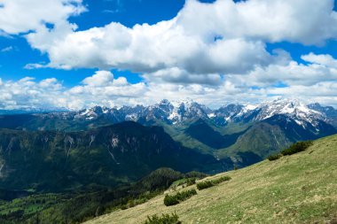 Frauenkogel 'den ilkbaharda Julian Alpleri, Friuli, İtalya' daki Mangart Dağı 'na panoramik bir manzara. Avusturya sınırı, İtalya, Slovenya. Triglav Ulusal Parkı. Yukarı Drava Vadisi. Zirve