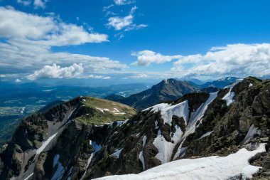 Karawanks, Carinthia, Avusturya 'da Rosental' deki Frauenkogel yakınlarında ilkbaharda manzaralı kaya oluşumları. Avusturya, Slovenya, İtalya sınırlarında. Triglav Ulusal Parkı. Alp çayırları. Sadaka. Kar eriyor