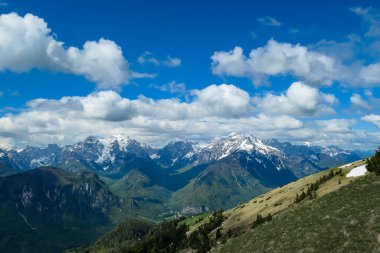 Frauenkogel 'den ilkbaharda Julian Alpleri, Friuli, İtalya' daki Mangart Dağı 'na panoramik bir manzara. Avusturya sınırı, İtalya, Slovenya. Triglav Ulusal Parkı. Yukarı Drava Vadisi. Zirve