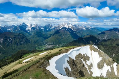 Frauenkogel (Dovska Baba) Karawanks, Carinthia, Avusturya 'da dağ zirveleri ile panoramik manzara. Avusturya, Slovenya, İtalya sınırlarında. Triglav Ulusal Parkı. Triglav Dağı ve Mangart arkada.